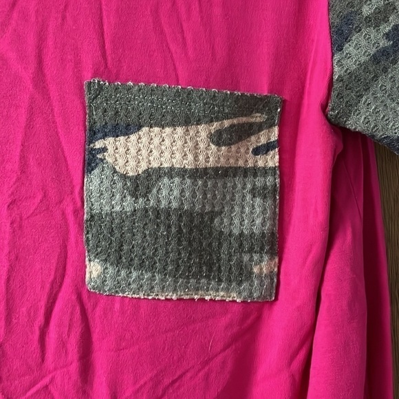 Bombom hot pink with camouflage sleeves and pocket t-shirt - Picture 2 of 5